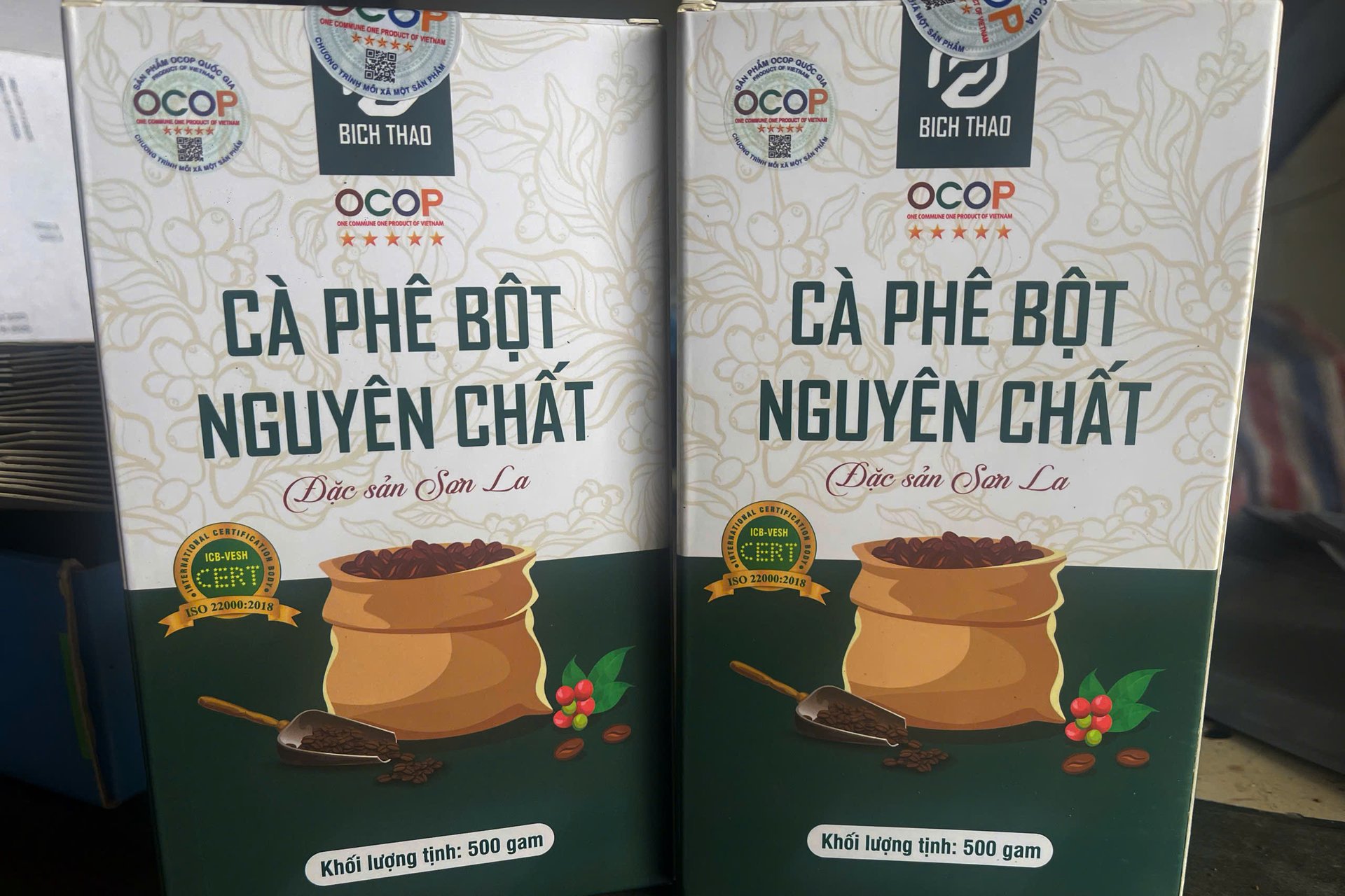 Renmalet kaffe från Bich Thao Coffee Cooperative – ett varumärke med nationell 5-stjärnig OCOP-certifiering. Foto: Nguyen Nga. Cà phê bột nguyên chất của HTX Cà phê Bích Thao - thương hiệu đạt chứng nhận OCOP 5 sao quốc gia. Ảnh: Nguyễn Nga.