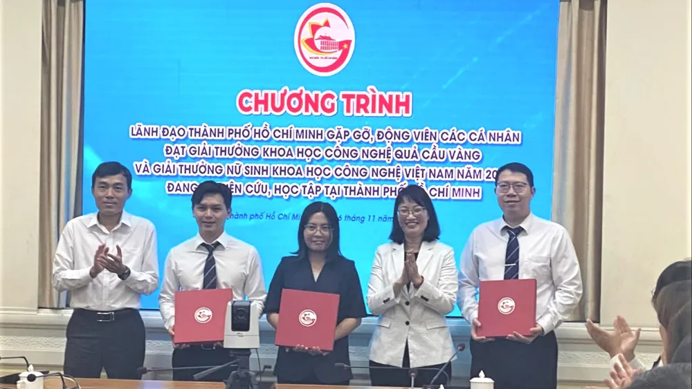 សមមិត្ត Tran Thi Dieu Thuy សមាជិកគណៈកម្មាធិការបក្សទីក្រុង អនុប្រធានគណៈកម្មាធិការប្រជាជនទីក្រុងហូជីមិញ ជូនអំណោយដល់អ្នកវិទ្យាសាស្ត្រវ័យក្មេងដែលបានឈ្នះពានរង្វាន់ Golden Globe ឆ្នាំ 2025។ រូបថត៖ THANH HUNG