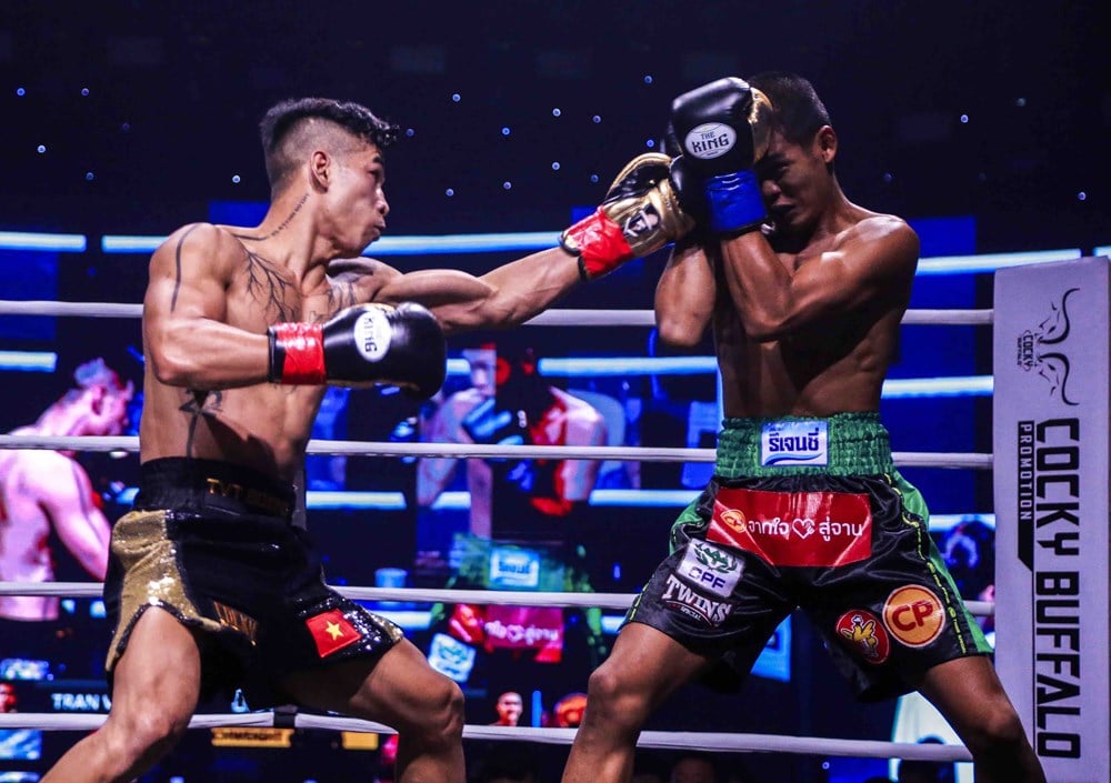 Tran Van Thao slaat een Thaise bokser knock-out bij Ho Tram Legendary - foto 1