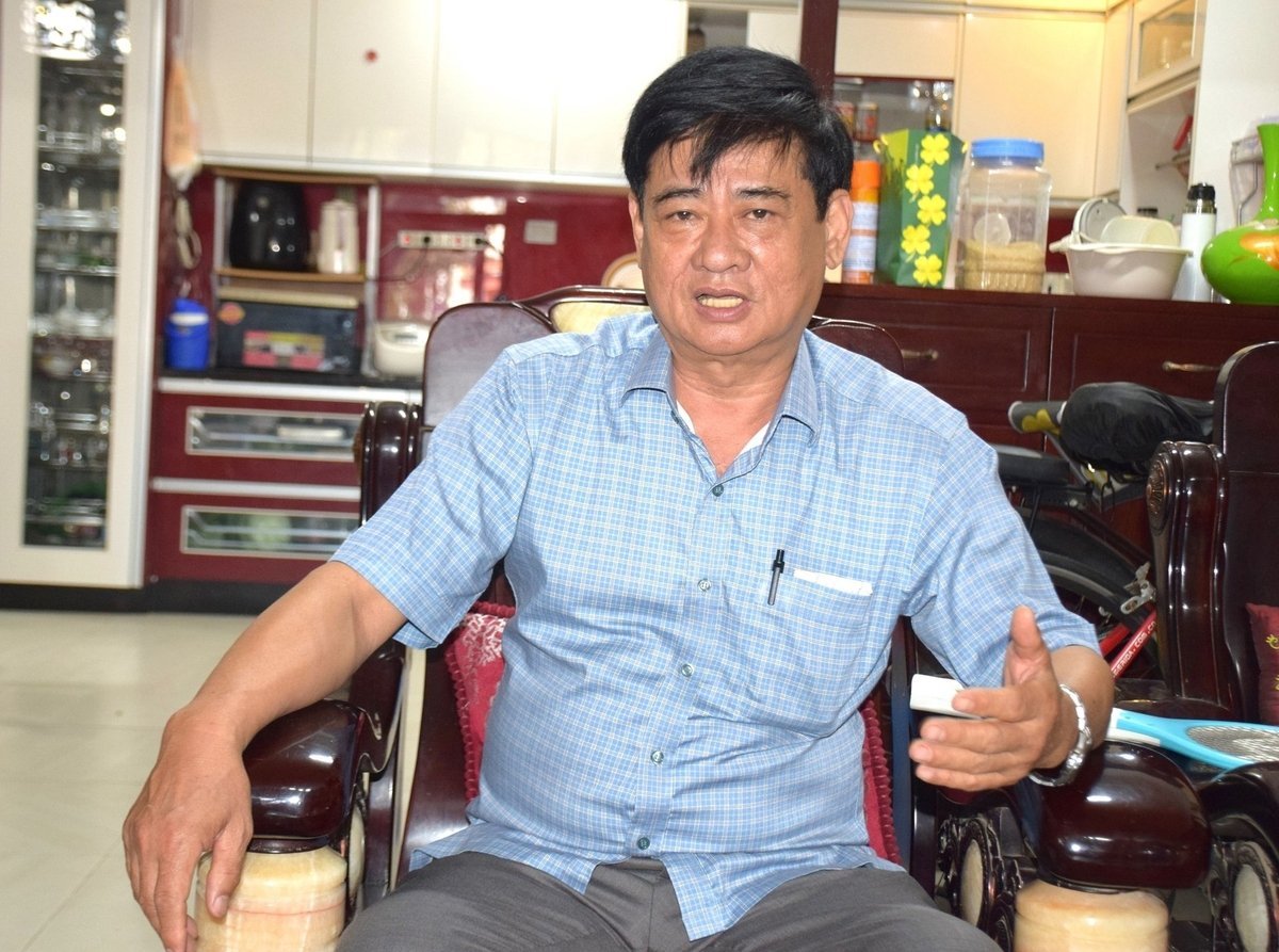 판 쫑 호 박사가 빈딘성 가축 사육 프로젝트의 초기 단계를 회상하고 있다. 사진: V.D.T. TS Phan Trọng Hổ nhớ lại giai đoạn đầu tỉnh Bình Định triển khai đề án lai tạo đàn bò. Ảnh: V.Đ.T.