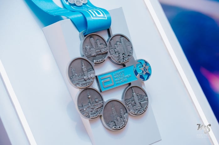 Oțelul s-a ridicat pe pista de maraton - Fotografia 2. Bông hồng thép trên đường chạy marathon - Ảnh 2.