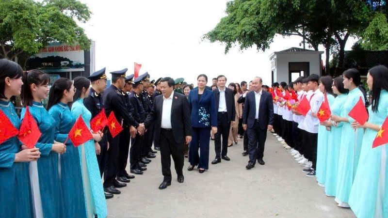Comrade Nguyen Xuan Thang attended the National Great Unity Day in Vinh Thuc commune (Quang Ninh).