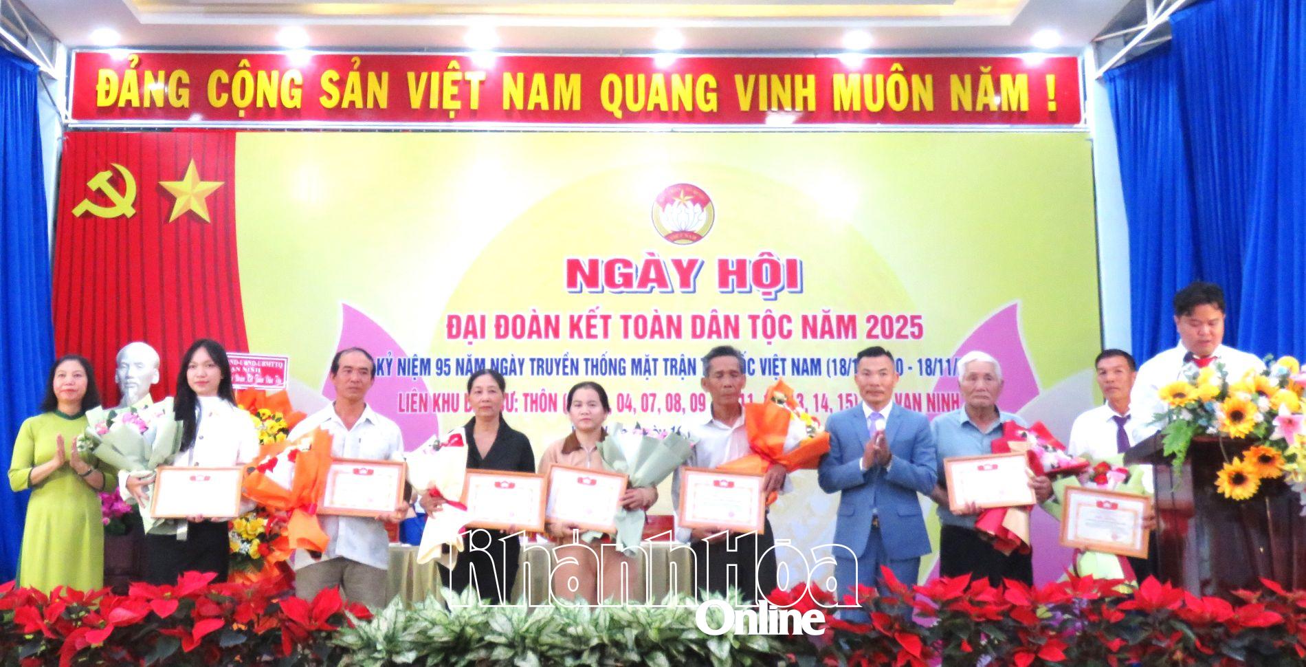 Lãnh đạo Ủy ban MTTQ Việt Nam xã Vạn Ninh biểu dương những tập thể, cá nhân có nhiều thành tích.