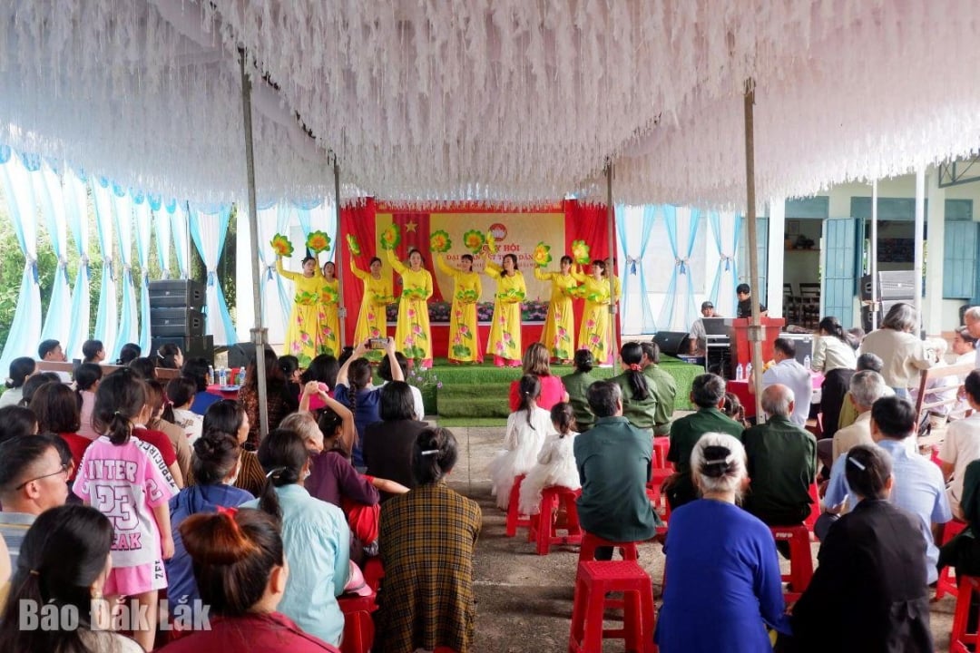 ชาวบ้านจำนวนมากได้ชมการแสดงในงานเทศกาล