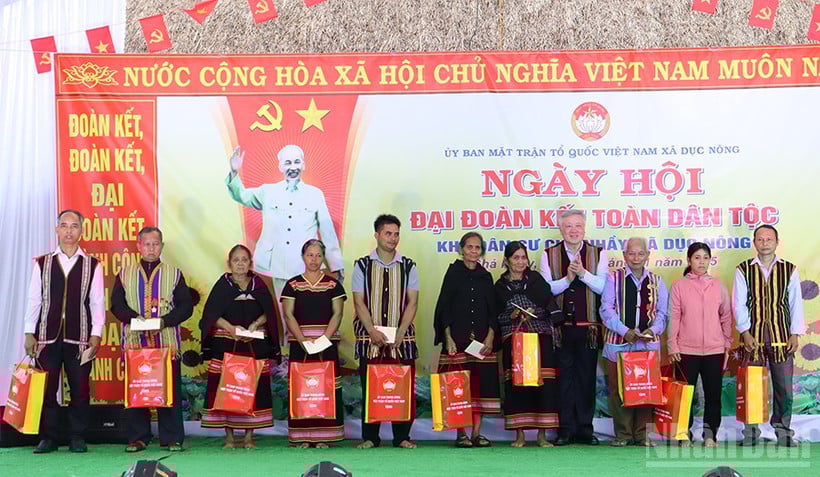 ឧបនាយករដ្ឋមន្ត្រីអចិន្ត្រៃយ៍លោក Nguyen Hoa Binh ជូនអំណោយដល់ប្រជាជនភូមិ Cha Nhay ឃុំ Duc Nong