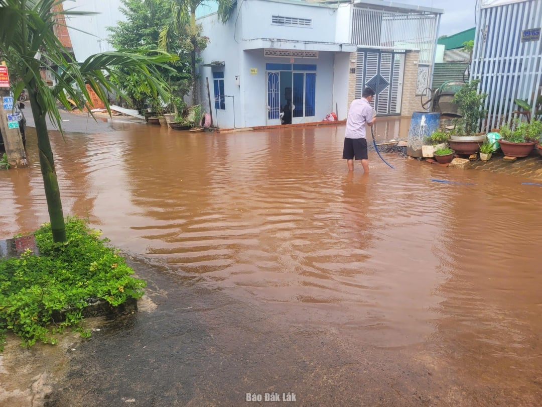 Vägen i bostadsgrupp 7A, i distriktet Buon Ma Thuot, översvämmades efter kraftiga regn.