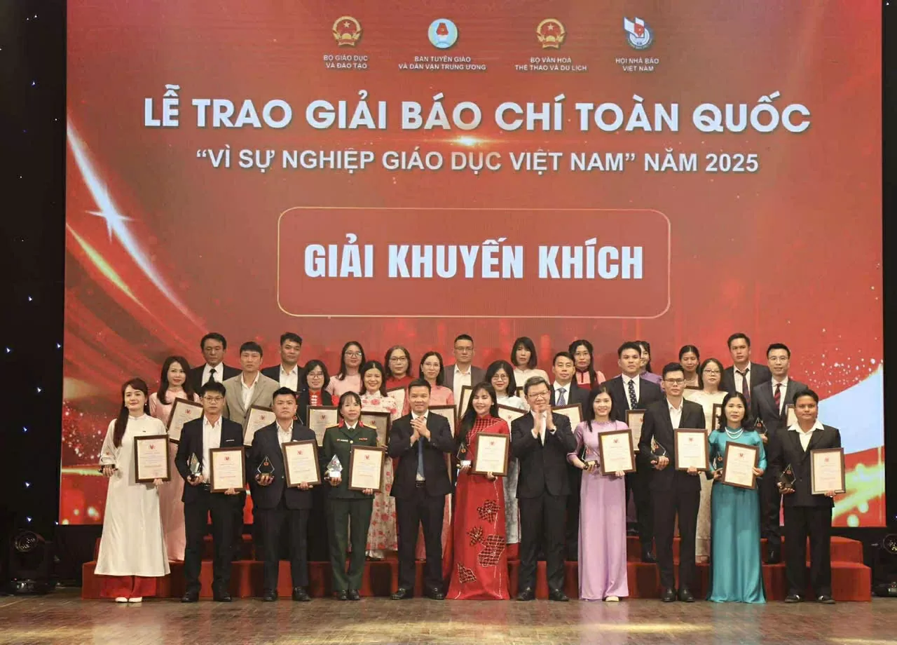Hedrar 60 prisbelönta verk av National Press Award för vietnamesisk utbildning år 2025 Vinh danh 60 tác phẩm đoạt giải Giải báo chí toàn quốc Vì sự nghiệp giáo dục Việt Nam năm 2025