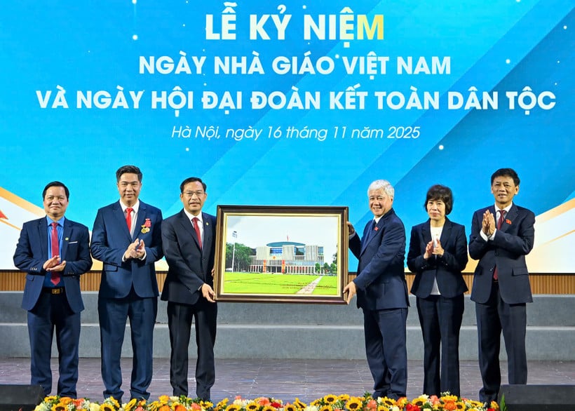 សមមិត្ត Do Van Chien សមាជិកការិយាល័យនយោបាយ អនុប្រធានរដ្ឋសភា ប្រគល់រូបថតអនុស្សាវរីយ៍របស់វិមានរដ្ឋសភា។ (រូបថត៖ THUY NGUYEN)