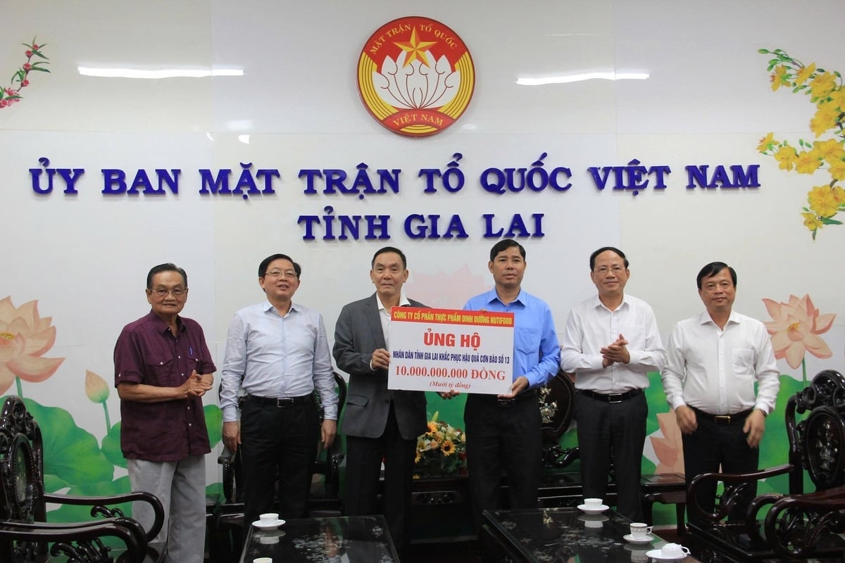 Un reprezentant Nutifood a donat 10 miliarde VND persoanelor afectate de furtuna nr. 13 din Gia Lai prin intermediul Comitetului Frontului Patriei Vietnamului din provincia Gia Lai. Fotografie: Nutifood. Đại diện Nutifood trao ủng hộ 10 tỉ đồng cho người dân thiệt hại do bão số 13 tại Gia Lai thông qua Ủy ban Mặt trận Tổ quốc Việt Nam tỉnh Gia Lai. Ảnh: Nutifood.