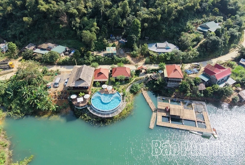 Awan dan air Teluk Hien Luong - Tasik Hoa Binh