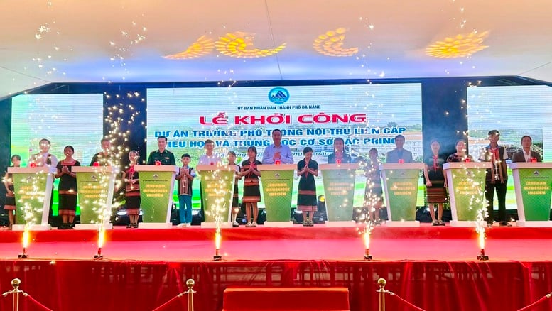Samtidigt påbörjade Da Nang byggandet av internatskolor på olika nivåer i fem gränskommuner - Foto 1. Đà Nẵng đồng loạt khởi công xây dựng trường nội trú liên cấp tại 5 xã biên giới- Ảnh 1.