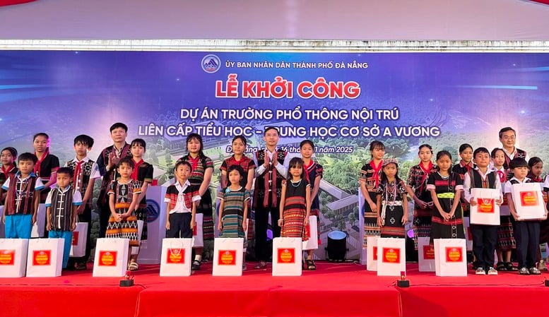Samtidigt påbörjade Da Nang byggandet av internatskolor på olika nivåer i fem gränskommuner - Foto 2. Đà Nẵng đồng loạt khởi công xây dựng trường nội trú liên cấp tại 5 xã biên giới- Ảnh 2.