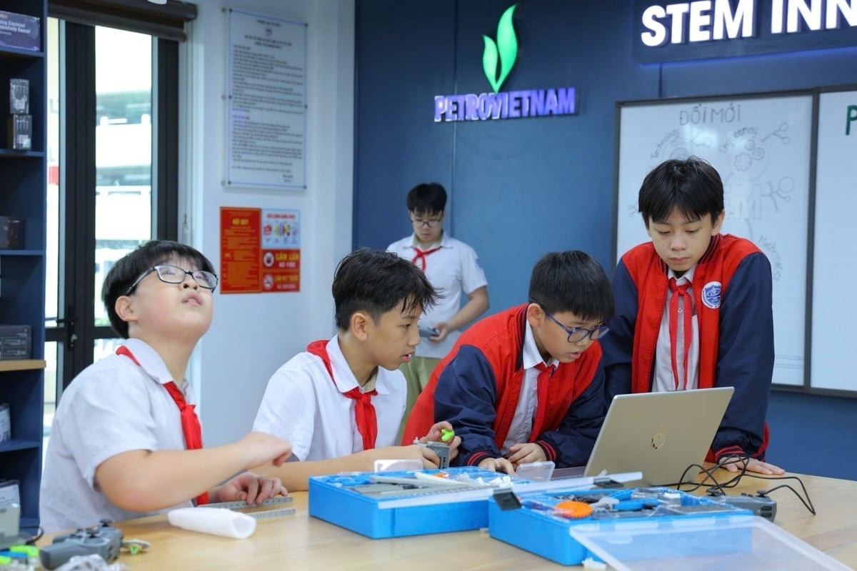 Elever från Tay Mo 3 Secondary School (Hanoi) skapar tillsammans robotmodeller i STEM-utbildningens övningsrum som sponsras av Petrovietnam. Foto: Petrovietnam. Các em học sinh Trường THCS Tây Mỗ 3 (Hà Nội) cùng nhau chế tạo mô hình robot tại phòng thực hành giáo dục STEM do Petrovietnam tài trợ. Ảnh: Petrovietnam.
