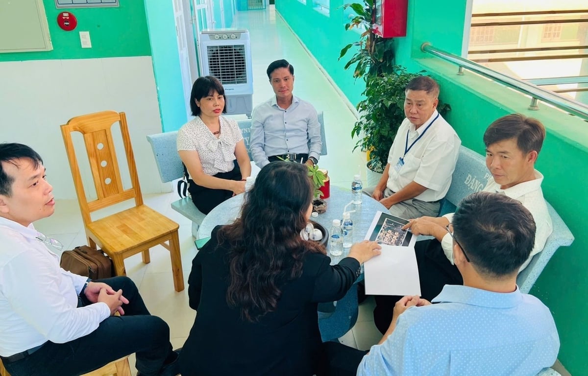 En delegation från Petrovietnam genomförde en undersökning på Le Van Tam Secondary School (Lam Dong-provinsen). Foto: Petrovietnam. Đoàn công tác Petrovietnam khảo sát tại Trường THCS Lê Văn Tám (tỉnh Lâm Đồng). Ảnh: Petrovietnam.