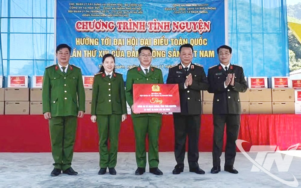 តំណាងប្រធាននាយកដ្ឋានសំណង់ និងគ្រប់គ្រងបន្ទាយ ក្រសួងសន្តិសុខសាធារណៈ ជូនអំណោយដល់នគរបាលឃុំបាក់ទង។