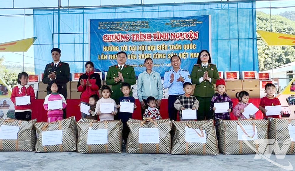 ក្រុមការងារចុះចែកអំណោយជូនប្រជាពលរដ្ឋនៅឃុំបាក់ទង។