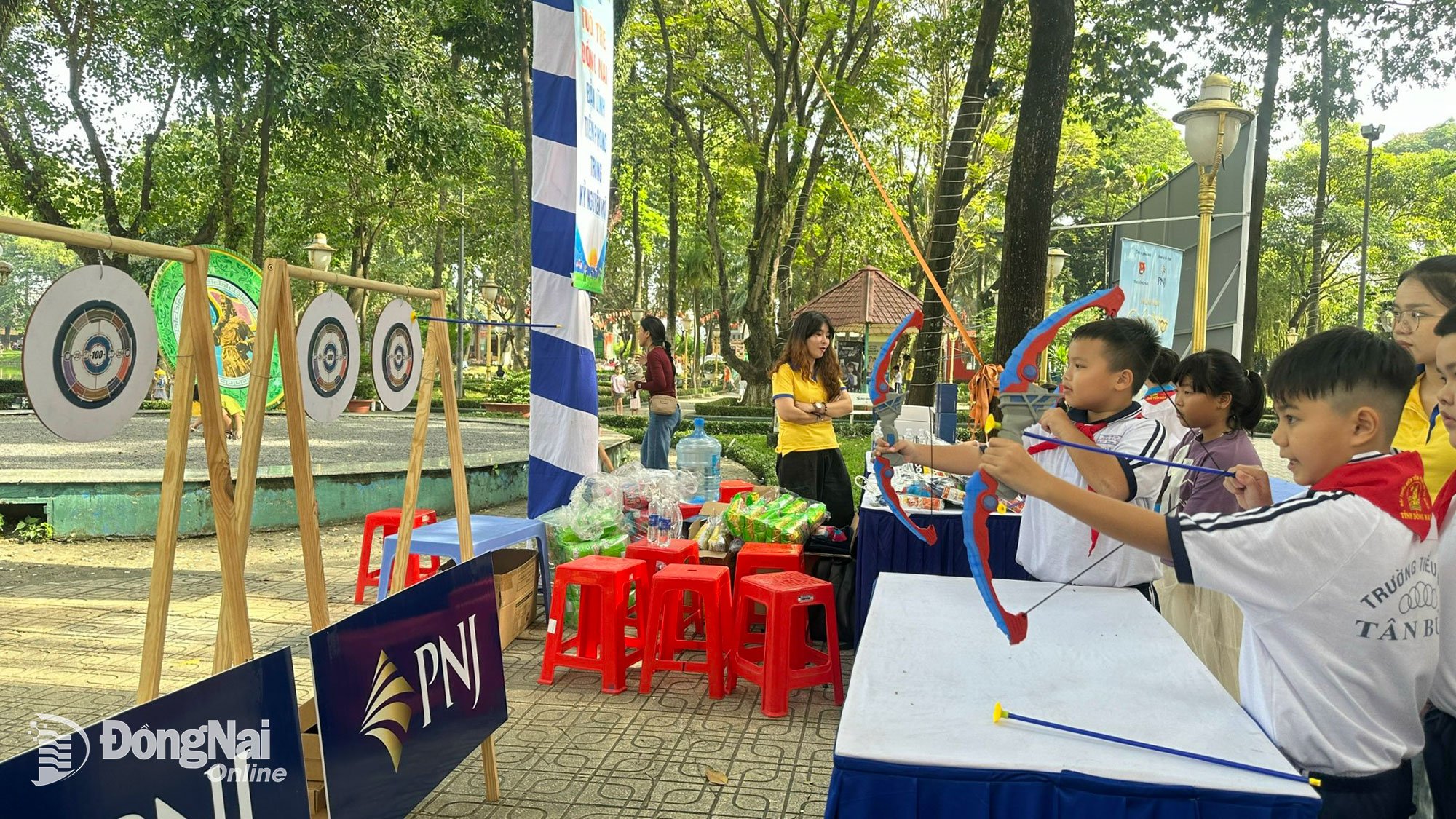 Les enfants sont ravis des stands de jeux du festival « Le Rêve de Cendrillon ». Photo : Hong Phuong