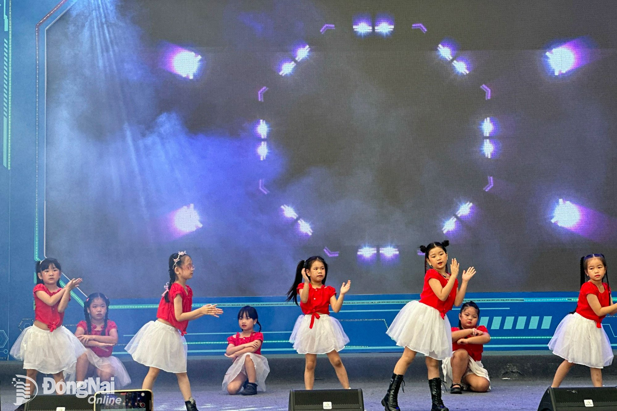 Les jeunes filles rayonnent d'assurance sur la scène du « Rêve de Cendrillon ». Photo : Hoang Vu