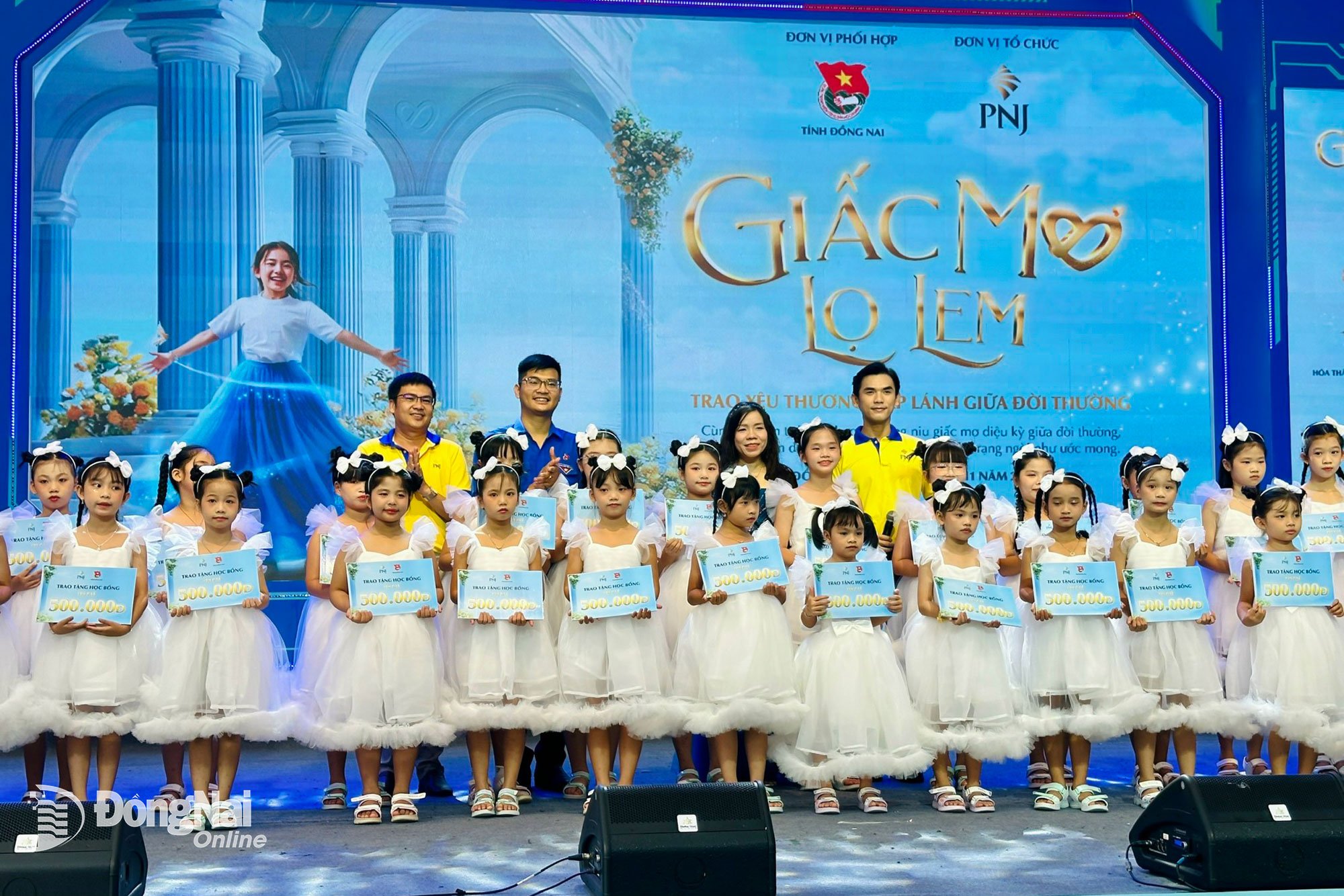 Les organisateurs du festival « Le Rêve de Cendrillon » ont remis des bourses à des enfants défavorisés. Photo : Hong Phuong