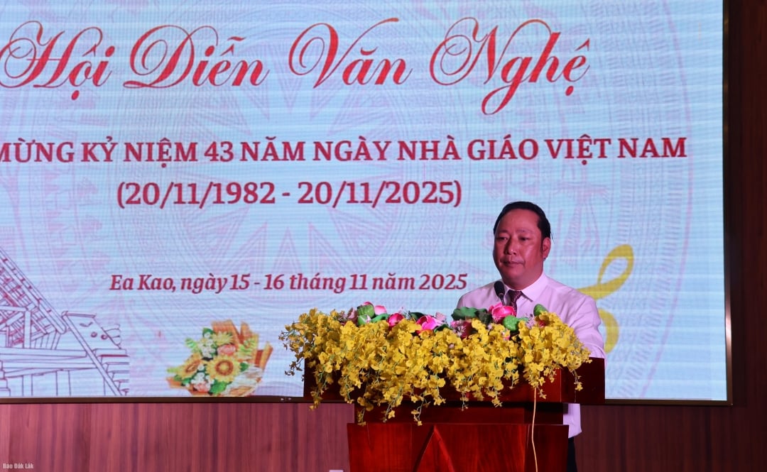 وارڈ پیپلز کمیٹی کے وائس چیئرمین ٹران کونگ ہُو نے پورے وارڈ میں تعلیمی ترقی کی صورتحال سے آگاہ کیا۔