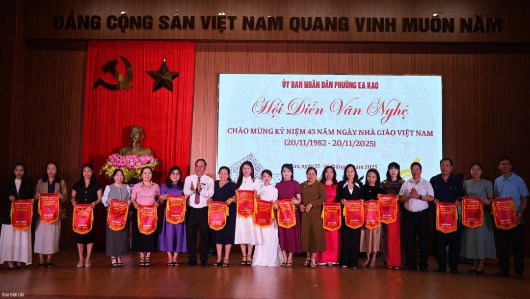 ای کاو وارڈ کے رہنماؤں نے فیسٹیول میں حصہ لینے والے تعلیمی اداروں کو سووینئر جھنڈے پیش کیے۔