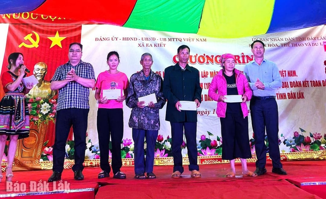 Lãnh đạo xã Ea Kiết tặng quà cho người nghèo buôn H’Mông.