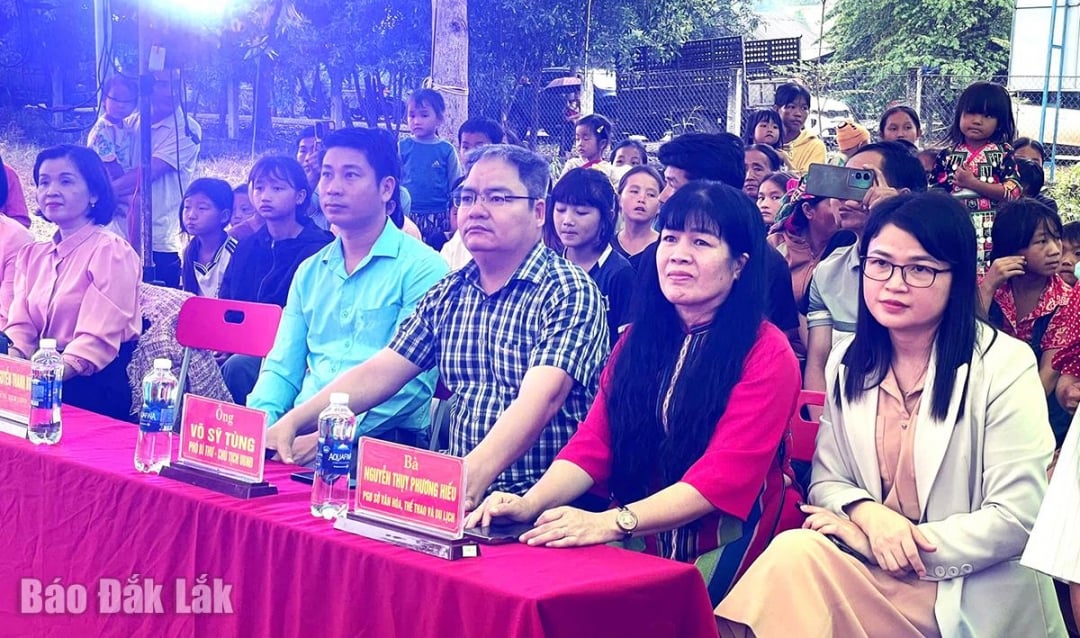 Các đại biểu cùng đông đảo người người dân buôn H’Mông tham dự ngày hội.