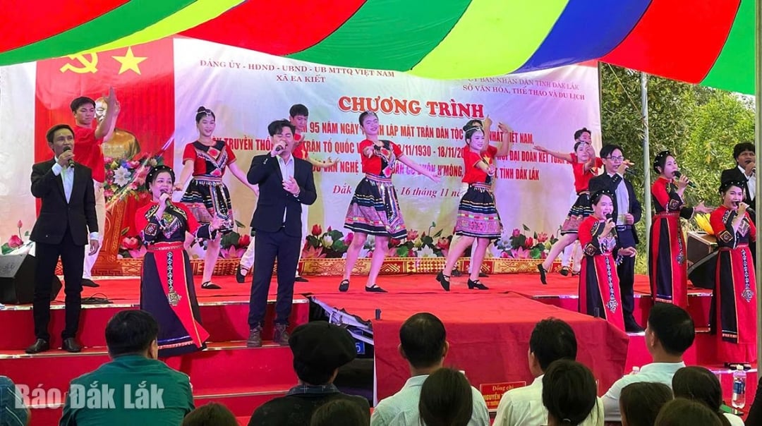 Tiết mục văn nghệ chào mừng ngày hội.