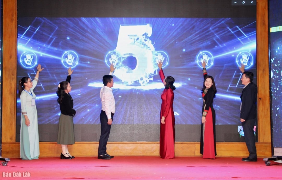 គណៈប្រតិភូបានចុចប៊ូតុងដើម្បីចាប់ផ្តើមមហោស្រព