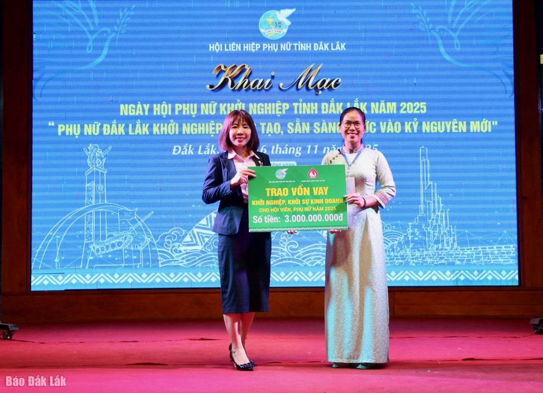 តំណាងធនាគារគោលនយោបាយសង្គមខេត្តបានផ្តល់ប្រាក់កម្ចីសម្រាប់គាំទ្រដល់ការចាប់ផ្តើមអាជីវកម្ម។