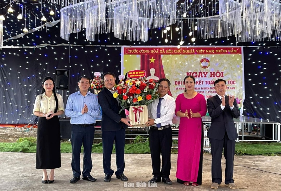 Ledare för Krong Pac-kommunen överlämnade blommor för att gratulera byn Tan Thanh.