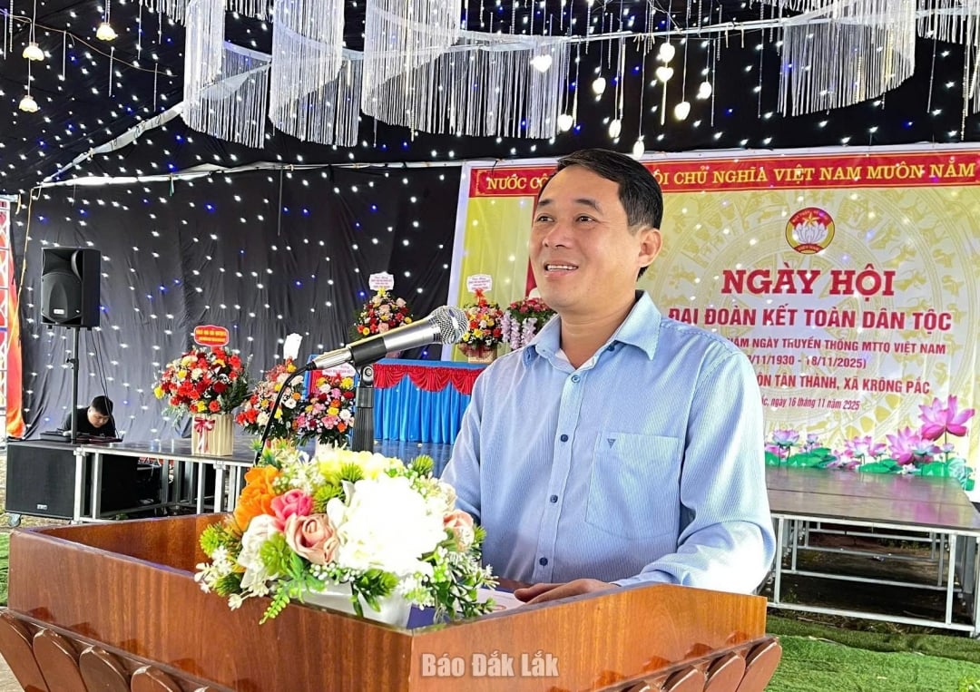 Ordförande för Lai Duc Dai Commune People's Committee höll ett gratulationstal.