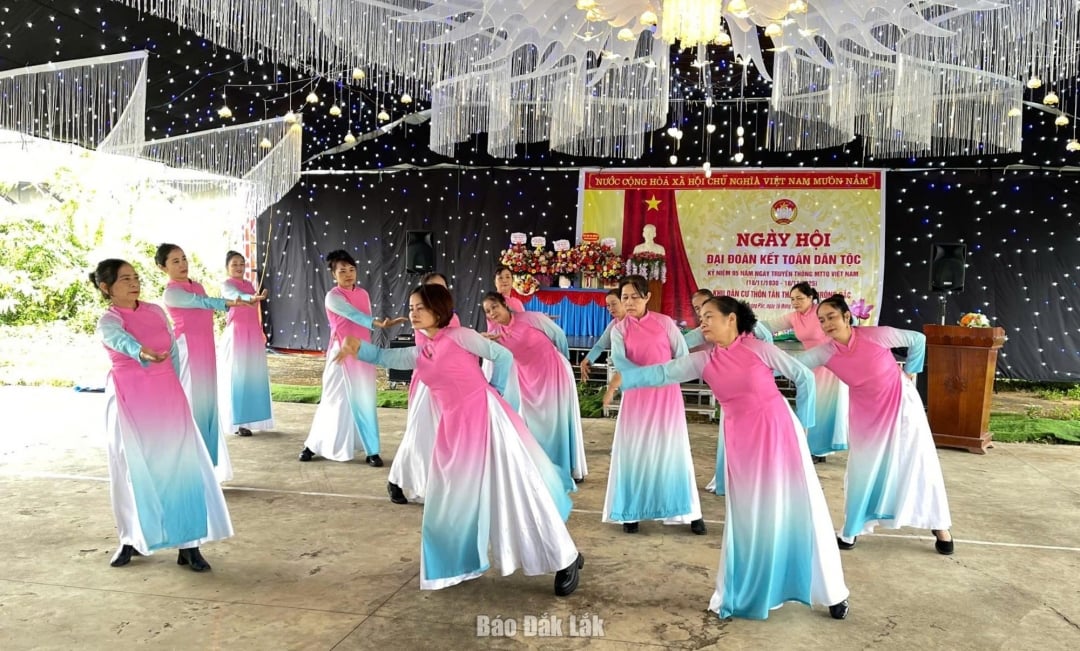 Invånarna i byn Tan Thanh deltog i konstföreställningen på den nationella stora enhetsdagen.