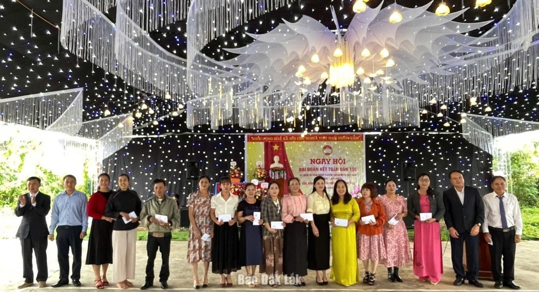 Kommunens folkkommitté delade ut gåvor för att hedra byns exemplariska kulturfamiljer.