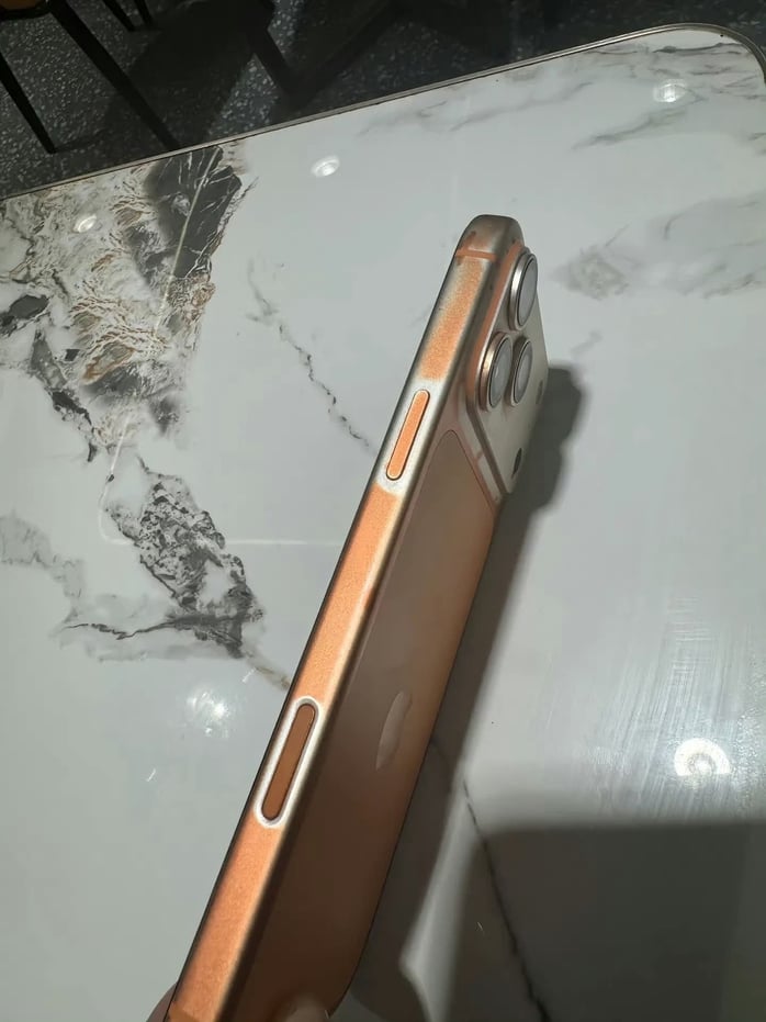 Xôn xao hình ảnh iPhone 17 Pro Max màu cam vũ trụ bị bay màu - Ảnh 2.