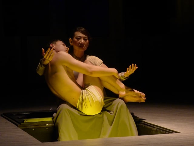 'Illusion' av scen 5B öppnar 2025 års internationella experimentella teaterfestival - Foto 1. ‘Ảo quan’ của sân khấu 5B mở màn Liên hoan quốc tế Sân khấu thử nghiệm 2025- Ảnh 1.