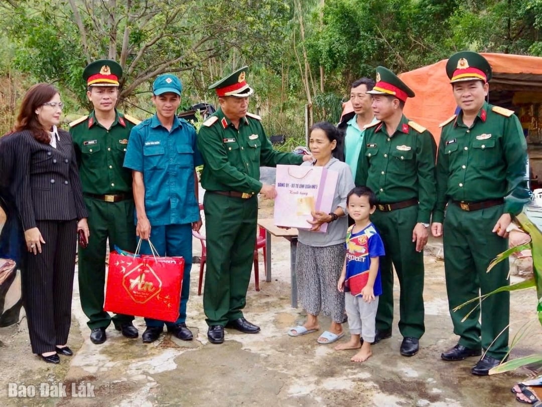 Uma delegação da Região Militar 5 visitou moradores do bairro de Song Cau, que sofreram grandes danos devido à tempestade nº 13. Foto: Y Kiet