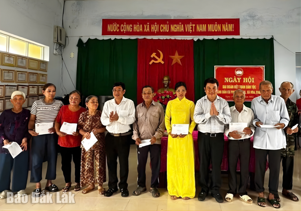 Товариш Хюїнь Лу Тан, член Постійного комітету провінційної партії, голова правління економічної зони Фу Єн, та керівництво комуни Хоа Суан вручили подарунки бідним та майже бідним домогосподарствам села Фуок Зіанг.