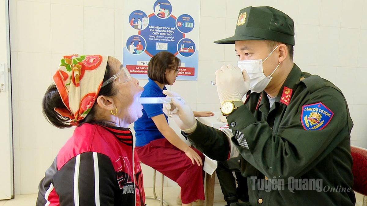 Лікарі мобільного поліцейського командування оглядають стан здоров'я людей у комуні Мінх Куанг.