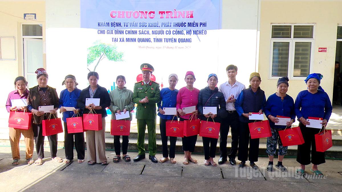 Делегація Мобільного поліцейського командування вручила подарунки сім'ям поліцейських та бідним домогосподарствам у комуні Мінь Куанг.