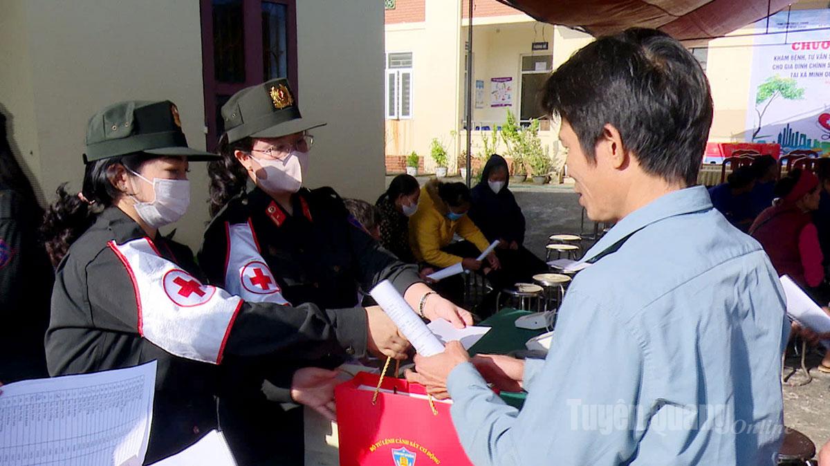 Медичний персонал Мобільного поліцейського командування роздавав безкоштовні ліки мешканцям комуни Мінь Куанг.