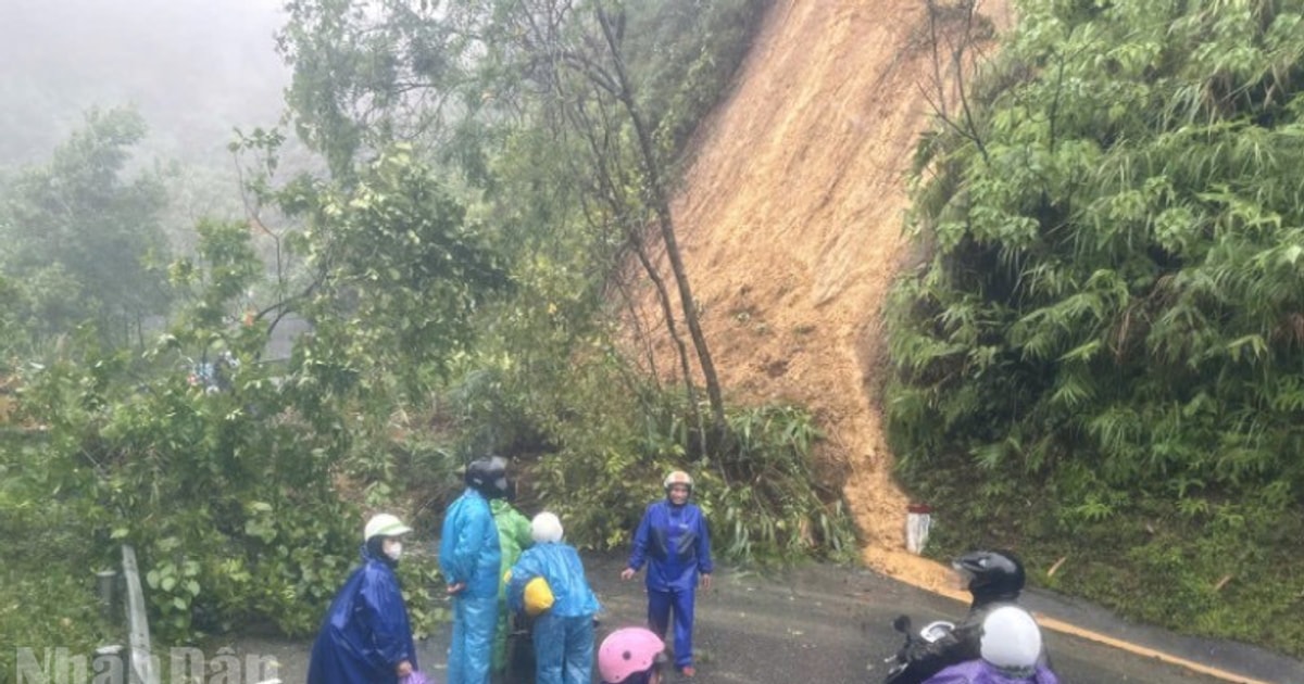 Mưa lớn ở miền núi, đường Hồ Chí Minh qua xã A Lưới 2 bị ngập cục bộ