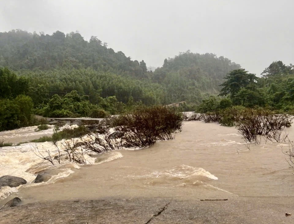 Khu vực cầu tràn thôn Ba Cẳng (xã Trung Khánh Vĩnh nước đang chảy xiết - Ảnh: CAO THANH