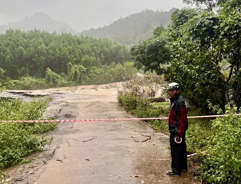 Khu vực cầu tràn thôn Ba Cẳng (xã Trung Khánh Vĩnh nước đang chảy xiết - Ảnh: CAO THANH