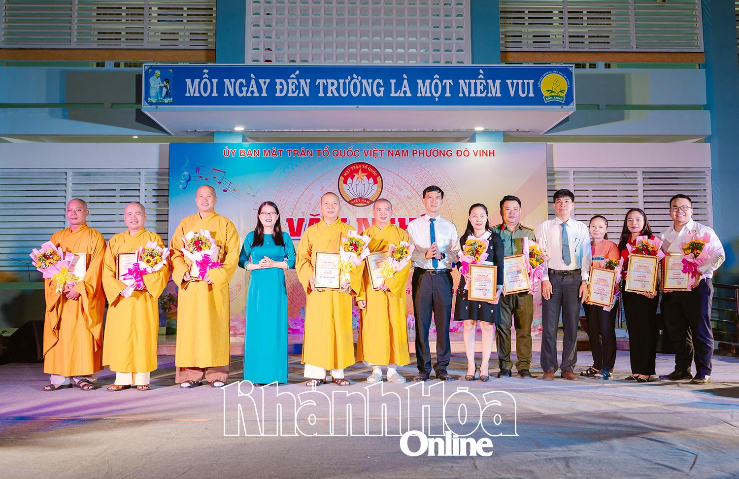 ผู้นำเขตโดวิญมอบจดหมายขอบคุณและดอกไม้