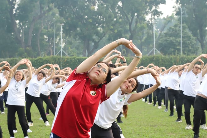 ເກືອບ 2.000 ຄົນ ອອກກຳລັງກາຍເພື່ອສຸຂະພາບຊຸມຊົນ - ຮູບ 3. Gần 2.000 người đồng diễn dưỡng sinh vì sức khỏe cộng đồng- Ảnh 3.