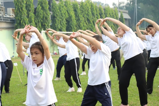 ເກືອບ 2.000 ຄົນ ອອກກຳລັງກາຍເພື່ອສຸຂະພາບຊຸມຊົນ - ຮູບ 5. Gần 2.000 người đồng diễn dưỡng sinh vì sức khỏe cộng đồng- Ảnh 5.