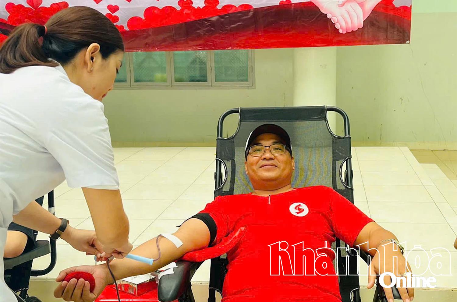 Les habitants du quartier de Ninh Hoa participent à une collecte de sang volontaire lors du festival.