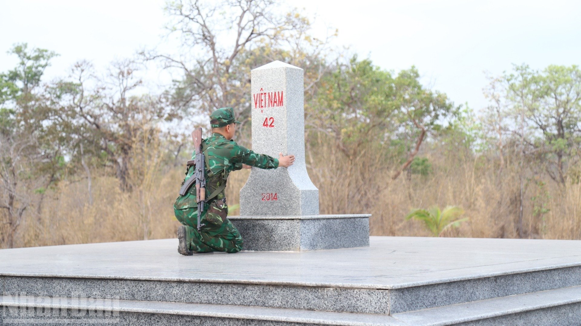När den vita dimman fortfarande täcker bergskedjan och de gamla skogarna vid gränsen, dyker gränsmarkör 42 upp i det skimrande gryningsljuset. ndo_bl_img-4631-7561.jpg