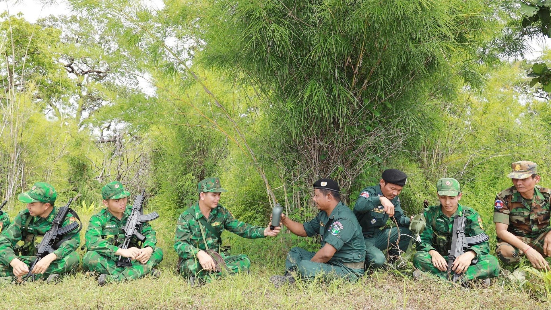 Ett uppehåll i den gemensamma patrullen. img-0474-6327-2458.jpg